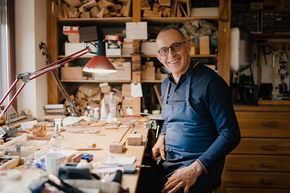 luthier dans son atelier