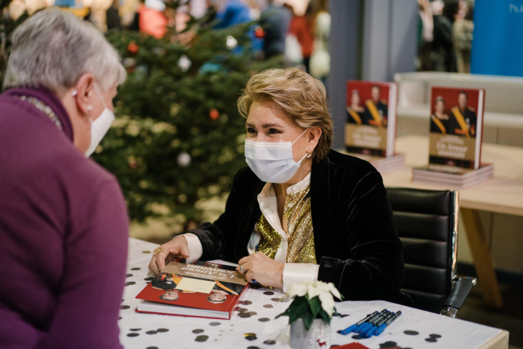 S.A.R. La Grande Duchesse en dédicace
